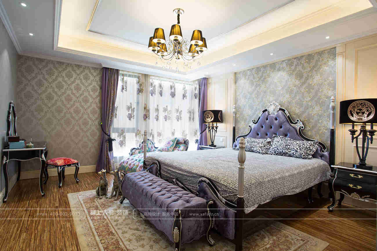 卧室以温馨为主，主色调是淡紫色，神秘而不失高雅。Versace家具更为整个空间提升品质。